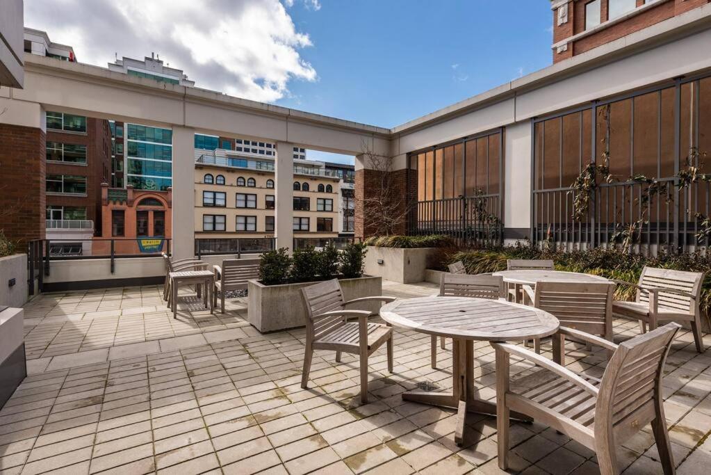 Modern 2 Bedroom Ocean Views Victoria Downtown Free Parking エクステリア 写真