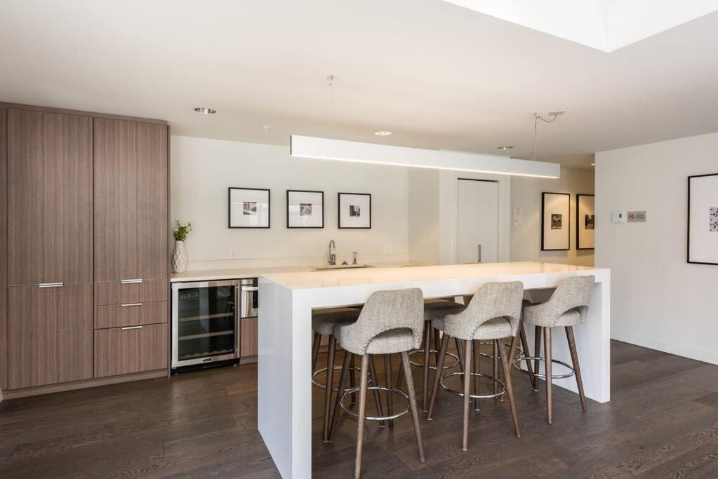 Modern 2 Bedroom Ocean Views Victoria Downtown Free Parking エクステリア 写真
